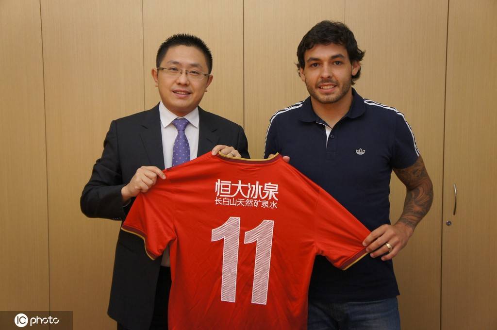 广州恒大力挫对手,积分榜领先优势大增(但不可否认的是,广州恒大在本赛季遭遇的挑战接二连三) 广州恒大力挫对手,积分榜领先优势大增(但不可否认的是,广州恒大在本赛季遭遇的挑战接二连三)