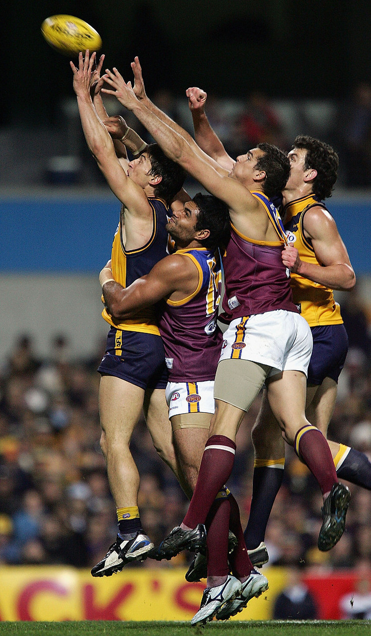 九州娱乐VIP-球场上的新风采！球员们展现出色技术和团队合作