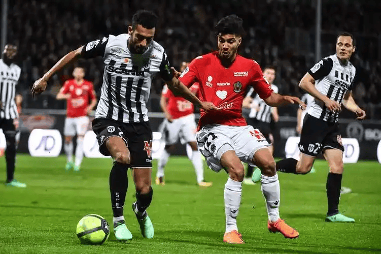 弗赖堡主场击败对手，赛季进入佳境(弗赖堡球员)