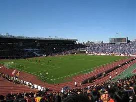 精彩足球大战吸引众多观众驻足观看(精彩的足球赛吸引了无数的亿万观众修改病句)