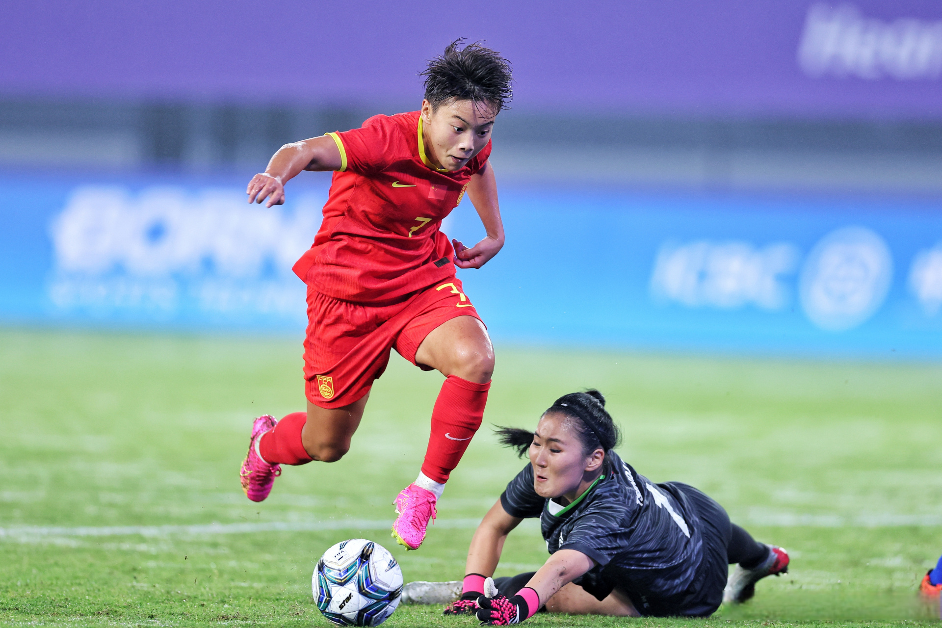 中国女足稳定发挥，战胜对手力夺女足比赛头名(中国女足迎来生死战)